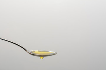 öl auf dem Löffel und tropft