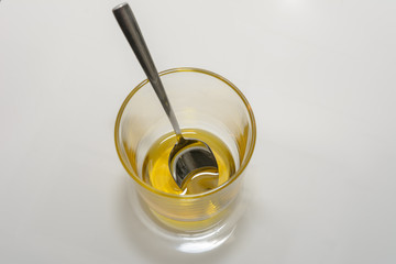 Goldene Flüssigkeit im glas mit Löffel - Medikamente 