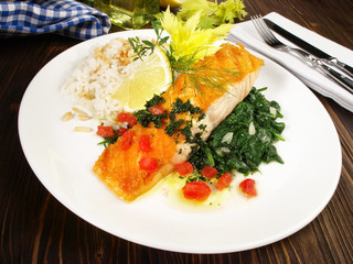 Lachssteak auf Spinat mit Reis