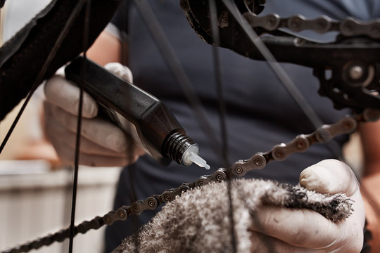 Cleaning and oiling a Bicycle chain and gear with oil