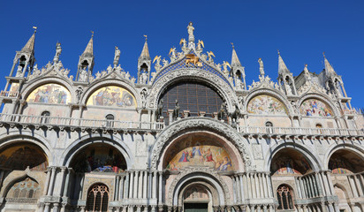 Naklejka premium Basilica of St. Mark in Venice with the golden winged lion