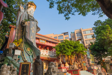 Obraz premium Colorful God statues are located at the Repulse Bay is a quaint Taoist temple which is popular for its colorful mosaic statues