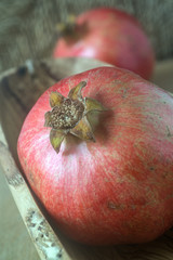 Granatapfel in einer Olivenholzschale