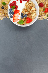 Müsli Frühstück Früchte Joghurt Erdbeeren Schale Schiefertafel Hochformat Textfreiraum von oben