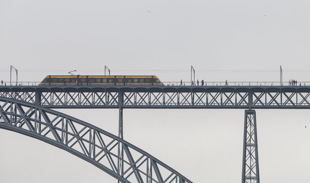 Fototapeta Metro Crossing the D. Luis Bridge in a foggy day, Oporto, Portugal.
