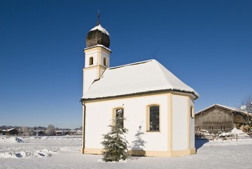 Fototapeta na wymiar Chapel in Hundham in winter, Bavaria, Germany, Europe
