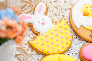 Obraz na płótnie Canvas Beautiful glazed Easter cookies