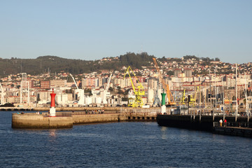 Fototapeta na wymiar puerto de la ciudad de Vigo-galicia-spain al atardecer