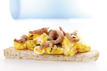 Scrambled eggs on toast with shrimps
