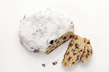 Cut farmer's stollen with icing sugar