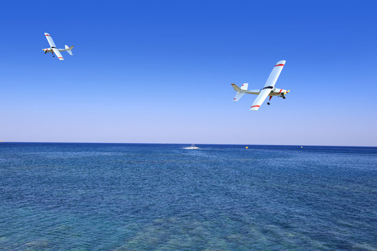 Samolot sterowany radiowo w powietrzu nad morzem Śrudziemnym.