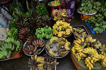 Unterschiedliche Bananen auf einen Markt in Burma, Myanmar - obrazy, fototapety, plakaty