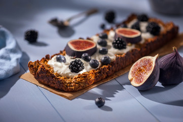 Oatmeal cake with natural yogurt, fresh figues, blackberries and blueberries
