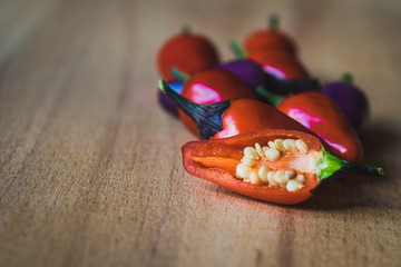 Aufgeschnittene, scharfe Chillischote, Chili Bolivian Rainbow