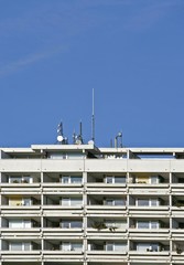 Telecommunications antenna on the roof of a high-rise building