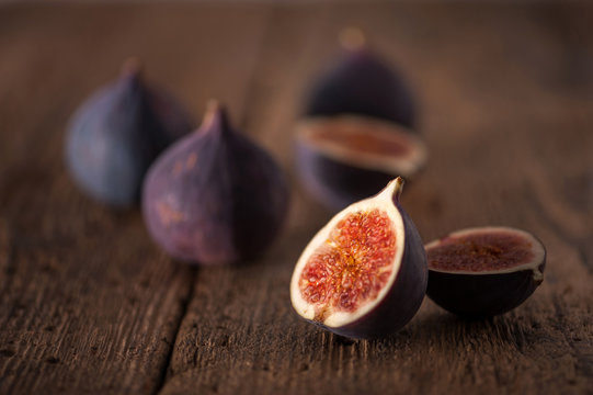 Fresh figues on wooden background
