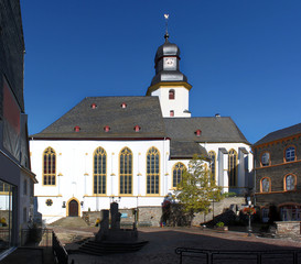 Fototapeta na wymiar Simmern: Marktplatz und Stephanskirche