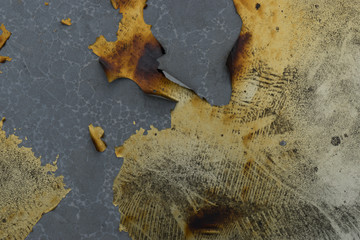 verbranntes blech mit abgeplatztem lack