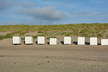 Strandkabinen vor Strandhafer in den D&uuml;nen an der Nordseek&uuml;ste, in den Niederlande auf Zeeland