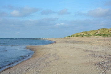 Strand an der Nordseeküste mit blauem Himmel
