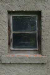 altes holzfenster in einer steinmauer