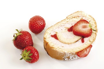 Rolled spongecake with strawberries