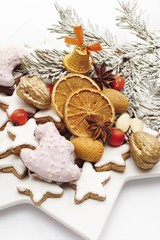 Star-shaped plate with cinnamon star cookies, gingerbread, Christmas decoration