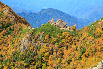 甲斐駒ケ岳から紅葉の六方石と遠くの中央アルプス
