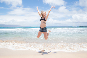Fototapeta na wymiar Teenager girl during tropical beach vacation