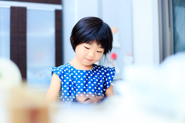 Fototapeta premium 料理を手伝う女の子