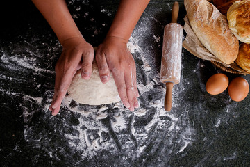 Obraz premium Hands working with dough preparation recipe bread