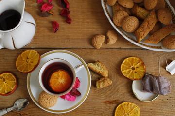 PAUSA POMERIDIANA CON TISANA E BISCOTTI