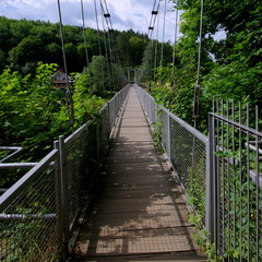 Chwiejny wiszący most nad jeziorem Lubachowskim - kładka dla pieszych