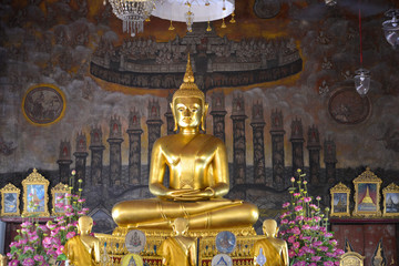 A sculpture of a seated Buddha in the temple of Wat Rakhang Khositaram Ubosot. Bangkok © sikaraha
