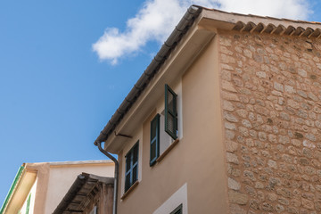 Mediterrane Fassade eines Hauses auf Mallorca