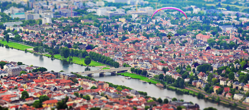 paraglider &uuml;ber dem stadt