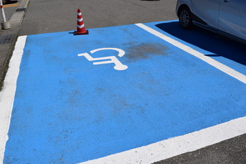 障害者用駐車場 車椅子マーク