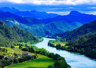 Fotobehang De Ebro-rivier. Belangrijkste rivier op het Iberisch schiereiland. Miravet, Spanje © Nobilior
