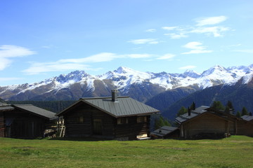 Fototapeta na wymiar Wiesener Alp, Blick gegen Davoser Berge