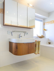 Waschbecken mit Schränken im Badezimmer