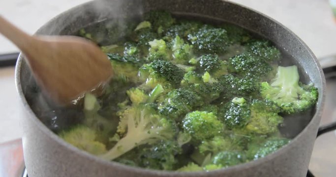 Cucinare pasta farfalle e broccoli