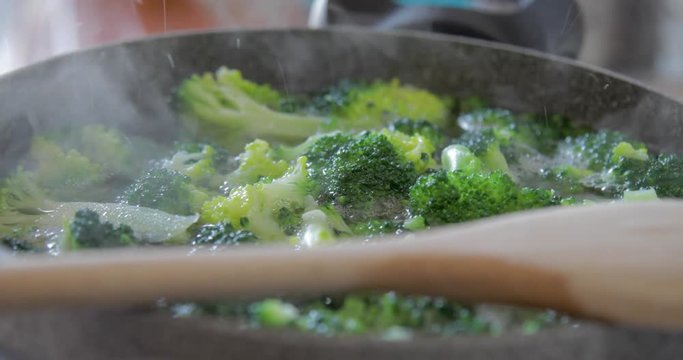 Cucinare pasta farfalle e broccoli