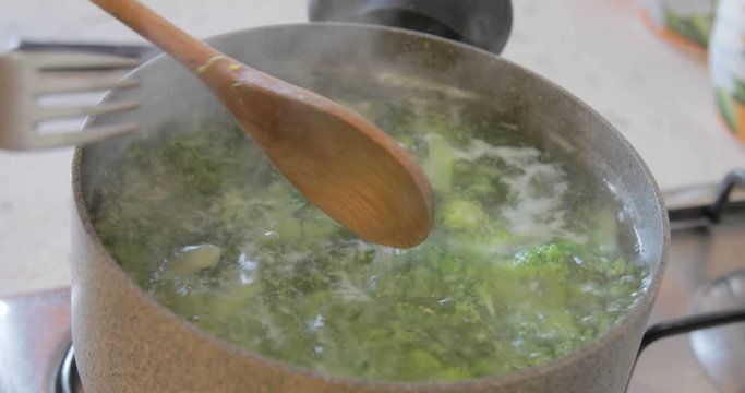 Uomo che sta cucinando pasta farfalle con broccoli