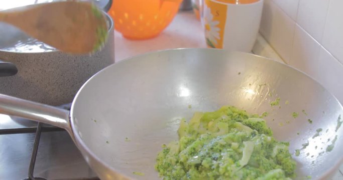 Cucinare pasta farfalle e broccoli