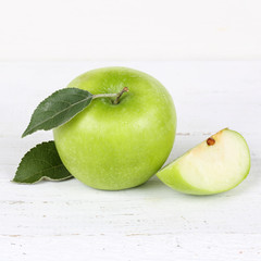 Apfel grün Obst Frucht Früchte Quadrat auf Holzplatte