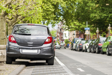 Fototapeta premium Rzędy samochodów zaparkowanych na poboczu w dzielnicy mieszkaniowej