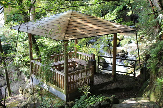 和の風景　東屋/湯河原温泉街の中心部、朱塗りの橋を渡った千歳川沿いの緑地公園。園内には、湯河原温泉が歌に詠まれた万葉集に登場する草花が植えられています。&ldquo;日本の歴史公園100選&rdquo;に認定されています。