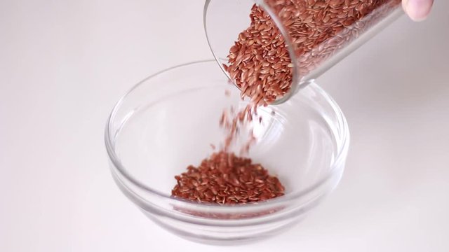 Pouring glass can with linseeds