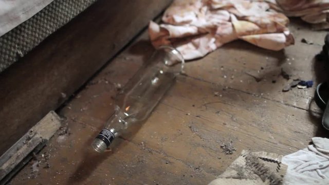 Upadająca butelka w&oacute;dki