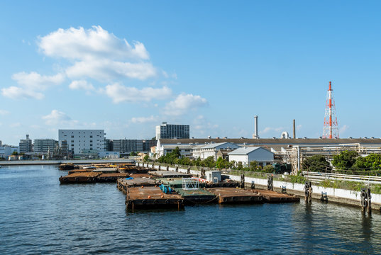 横浜港の風景　運河と青空１